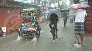 নিম্নচাপের প্রভাবে টানা বৃষ্টিতে দেশজুড়ে জলাবদ্ধতা